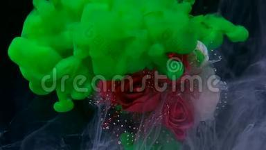 美丽的<strong>婚礼</strong>花束<strong>红白</strong>玫瑰和绿色水彩墨水在水中的黑色背景。